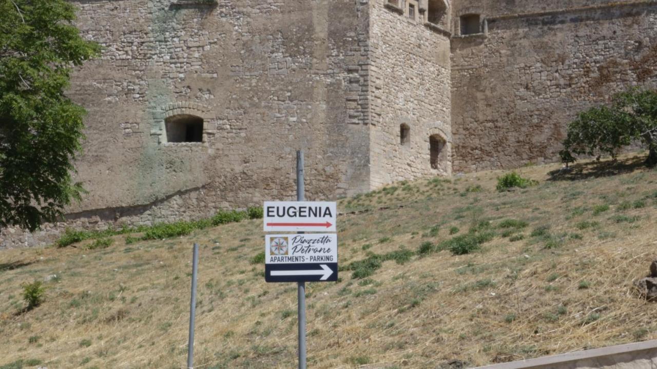 Piazzetta Petrone Apartments + Parking Vieste Exterior foto